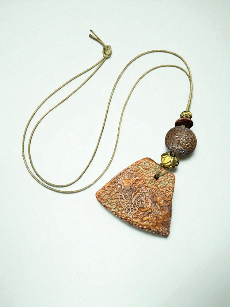 Collar Floral Grabado